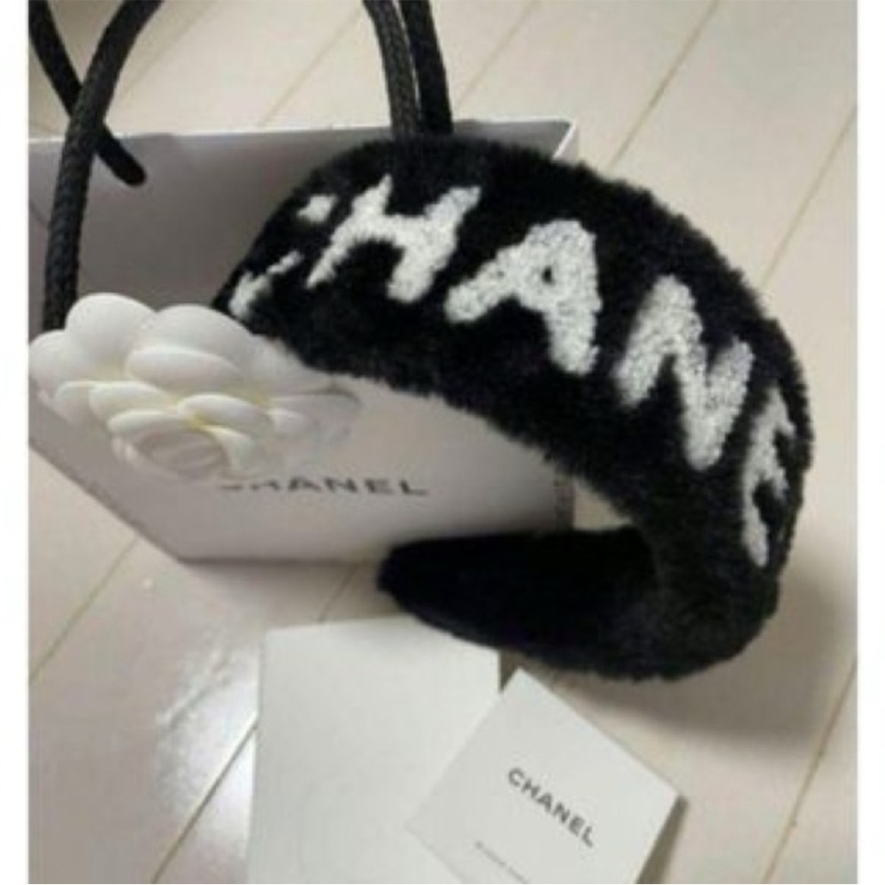 CHANEL Monochrome Logo Hairband